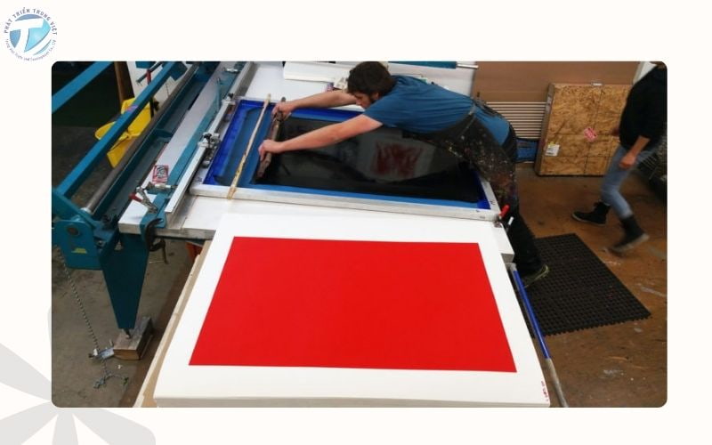 Máy in lụa là thiết bị sử dụng kỹ thuật in lưới (screen printing) để in hình ảnh, hoa văn lên bề mặt